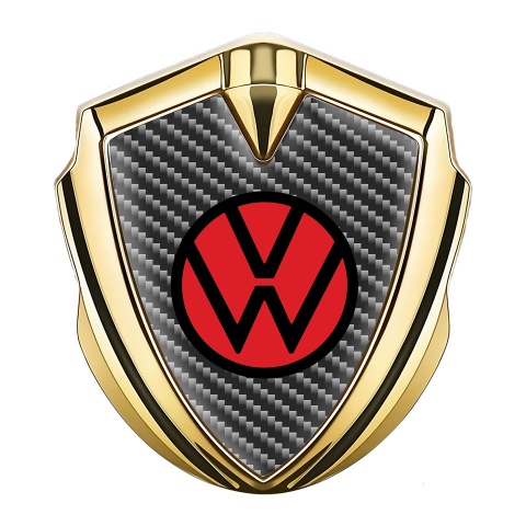 VW Emblem Abzeichen Goldtonfarbe mit Dunkel Carbon Basis und Rot Logo Stil
