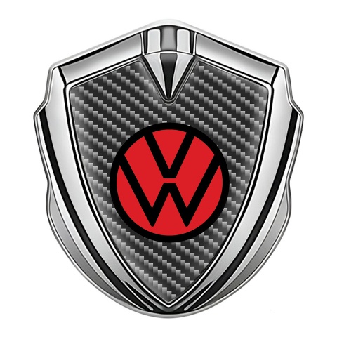 VW Emblem Abzeichen Silbertonfarbe mit Dunkel Carbon Basis und Rot Logo Stil