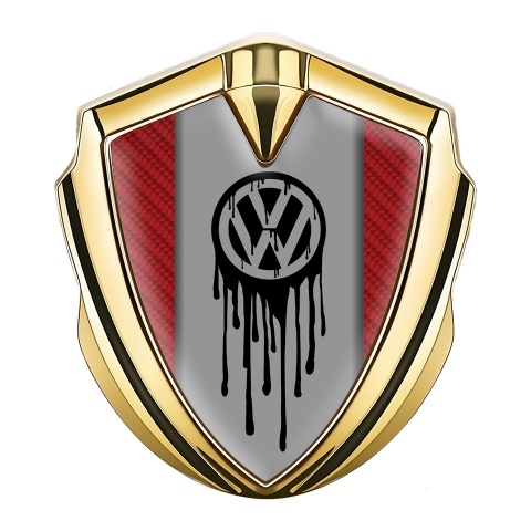 VW Emblem Abzeichen Goldtonfarbe mit Rot Kohlenstoff Hintergrund und Tropfende Farbe Logo Effekt