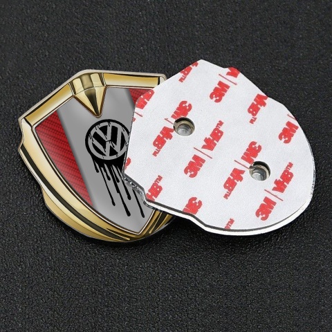 VW Emblem Abzeichen Goldtonfarbe mit Rot Kohlenstoff Hintergrund und Tropfende Farbe Logo Effekt