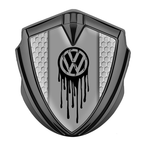 VW Emblem Abzeichen selbstklebend  Graphit Tonfarbe mit Wabeneffekt Hintergrund und Logo Tropfende Farbe