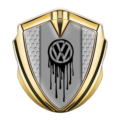 VW Emblem Abzeichen selbstklebend Goldtonfarbe mit Wabeneffekt Hintergrund und Logo Tropfende Farbe