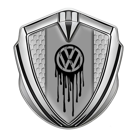 VW Emblem Abzeichen selbstklebend Silbertonfarbe mit Wabeneffekt Hintergrund und Logo Tropfende Farbe