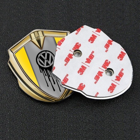 VW Emblem Logo Schriftzug Aufkleber mit Goldtonfarbe Gelb Hintergrund und Tropfende Farbe Logo Stil