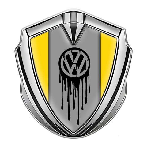 VW Emblem Logo Schriftzug Aufkleber mit Silbertonfarbe Gelb Hintergrund und Tropfende Farbe Logo Stil