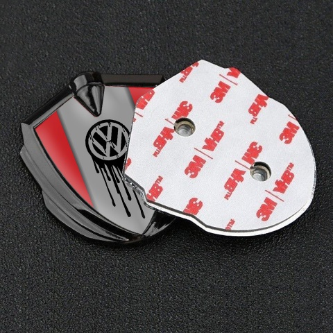 VW Seitenflugel Emblem Aufkleber Graphit Tonfarbe mit Rot Hintergrund und Tropfender Logo Effekt