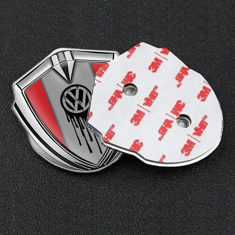 VW Seitenflugel Emblem Aufkleber Silbertonfarbe mit Rot Hintergrund und Tropfender Logo Effekt