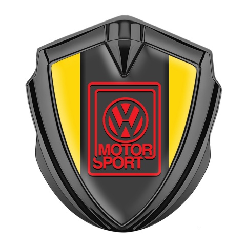VW Emblem Abzeichen selbstklebend Graphit Tonfarbe mit Gelb Hintergrund und Rot Motor Sport Logo