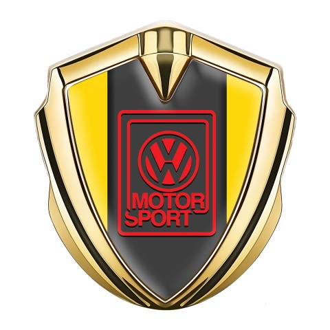 VW Emblem Abzeichen selbstklebend Goldtonfarbe mit Gelb Hintergrund und Rot Motor Sport Logo