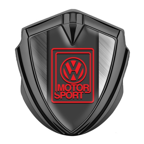 VW Selbstklebendes Metallaufkleber Emblem Graphit Tonfarbe mit Zerkratzter Stahl Basis Design und Rot Motor Sport Logo