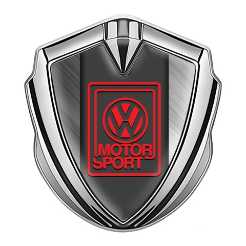 VW Selbstklebendes Metallaufkleber Emblem Silbertonfarbe mit Zerkratzter Stahl Basis Design und Rot Motor Sport Logo