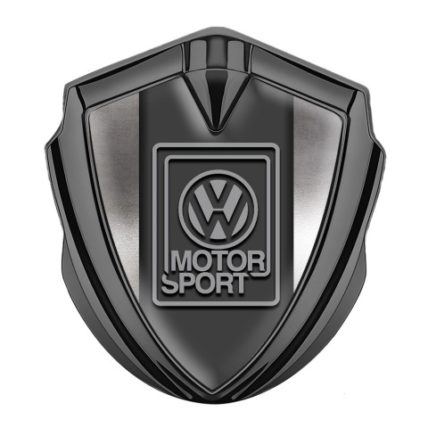 VW Emblem Abzeichen selbstklebend  Graphit Tonfarbe mit Poliertes Metall Fundaments und Grau Motorsport Logo