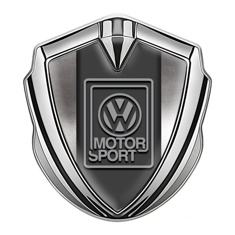 VW Emblem Abzeichen selbstklebend Silbertonfarbe mit Poliertes Metall Fundaments und Grau Motorsport Logo