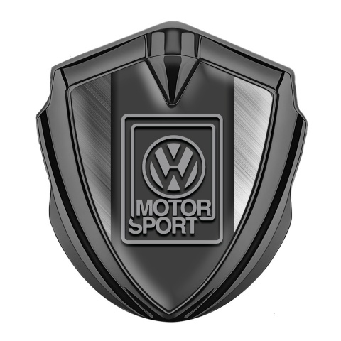 VW Emblem Abzeichen selbstklebend Graphit Tonfarbe mit Gebürsteter Stahl Fundaments und Grau Motorsport Logo