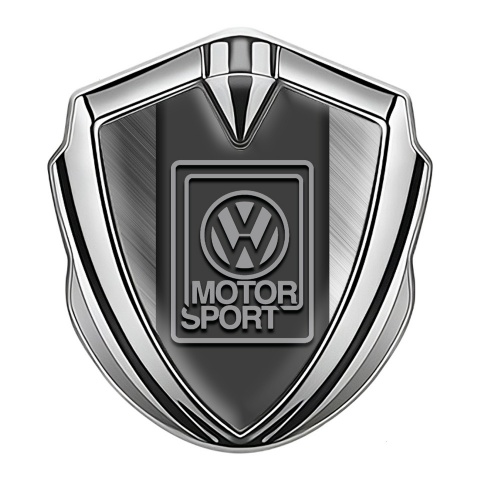 VW Emblem Abzeichen selbstklebend Silbertonfarbe mit Gebürsteter Stahl Fundaments und Grau Motorsport Logo