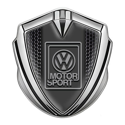 VW Emblem Logo Schriftzug Aufkleber mit Silbertonfarbe Perforierter Stahl Hintergrund Design