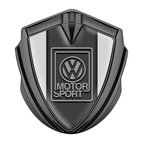VW Emblem Abzeichen Graphit Tonfarbe mit Grau hintergrund und Motorsport Logo Auflage