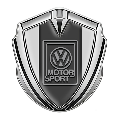 VW Emblem Abzeichen Silbertonfarbe mit Grau hintergrund und Motorsport Logo Auflage