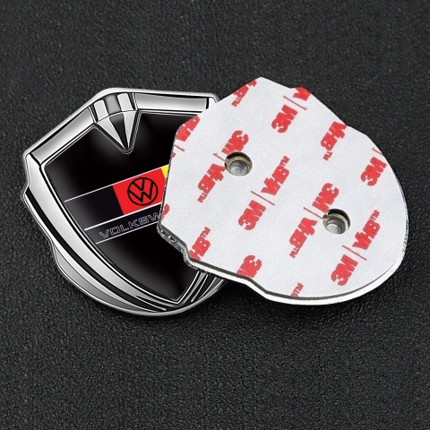 VW Emblem Auto Zeichen Silbertonfarbe mit Schwarz Basis und Logo der Deutschen Flagge
