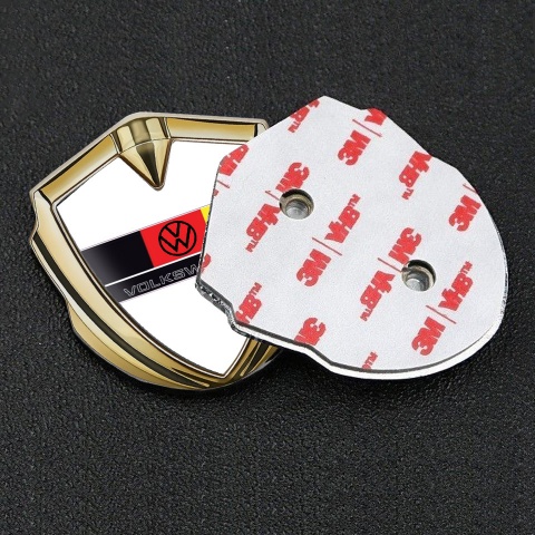 VW Emblem Aufkleber Autozubehor Goldtonfarbe mit Weiss Hintergrund und Logo der Deutschen Flagge