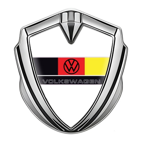 VW Emblem Aufkleber Autozubehor Silbertonfarbe mit Weiss Hintergrund und Logo der Deutschen Flagge