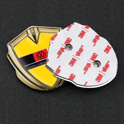 VW Abzeichen selbstklebend Goldtonfarbe mit gelb Basis und Deutschen Flagge Auflage