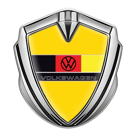 VW Abzeichen selbstklebend Silbertonfarbe mit gelb Basis und Deutschen Flagge Auflage