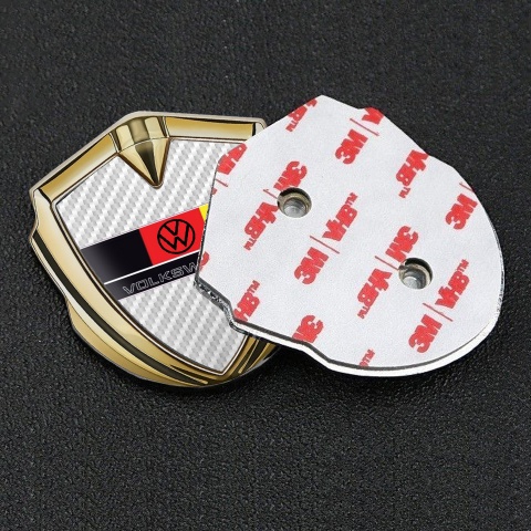 VW Emblem Logo Schriftzug Aufkleber mit Goldtonfarbe Weiss Carbon Basis und Logo der Deutschen Flagge