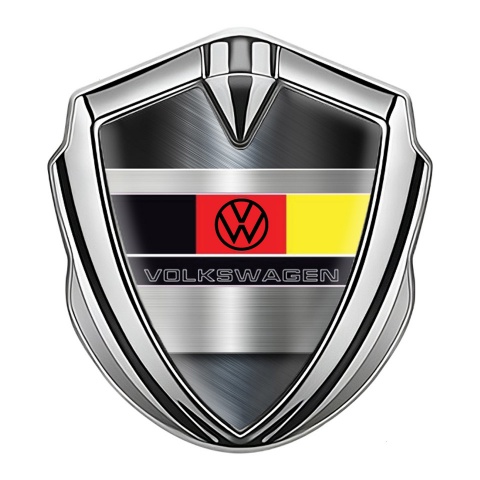 VW Abzeichen selbstklebend Silbertonfarbe mit Aluminium Basis design und Deutschen Flagge logo