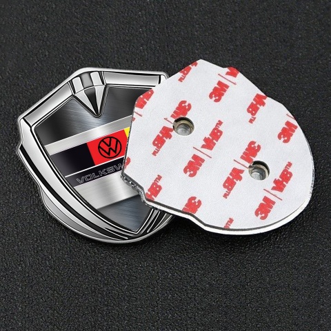 VW Abzeichen selbstklebend Silbertonfarbe mit Aluminium Basis design und Deutschen Flagge logo