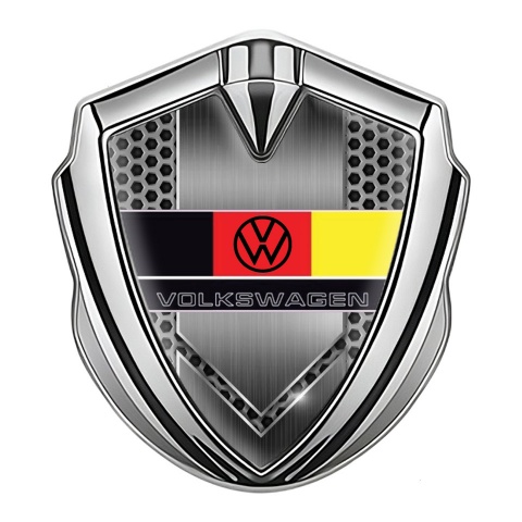 VW Emblem Abzeichen selbstklebend Silbertonfarbe mit Metallschild Basis und Deutschen Flagge logo