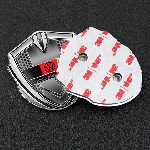 VW Emblem Abzeichen selbstklebend Silbertonfarbe mit Metallschild Basis und Deutschen Flagge logo