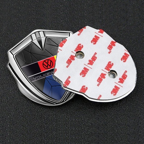 VW Abzeichen selbstklebend Silbertonfarbe mit Schwarz Blau Mosaik Basis Design und Deutsche Flagge Logo
