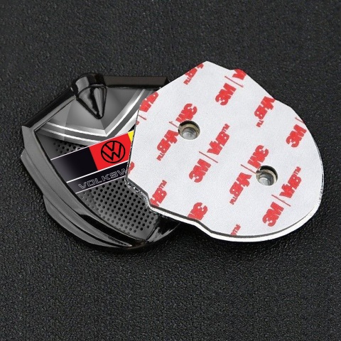 VW Emblem Abzeichen selbstklebend Graphit Tonfarbe mit Graue Metallplatte Fundaments und Deutsche Flagge Logo