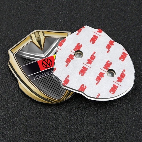 VW Emblem Abzeichen selbstklebend Goldtonfarbe mit Graue Metallplatte Fundaments und Deutsche Flagge Logo