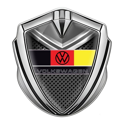VW Emblem Abzeichen selbstklebend Silbertonfarbe mit Graue Metallplatte Fundaments und Deutsche Flagge Logo