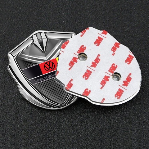 VW Emblem Abzeichen selbstklebend Silbertonfarbe mit Graue Metallplatte Fundaments und Deutsche Flagge Logo