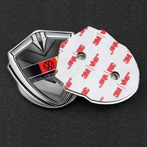 VW Selbstklebendes Metallaufkleber Emblem Silbertonfarbe mit Graue Pfeile Basis Design Deutsche Flagge Logo