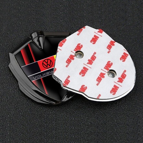 VW Emblem Logo Schriftzug Aufkleber Graphit Tonfarbe Schwarz Basis mit Rote Streifen und Deutsche Flagge Logo