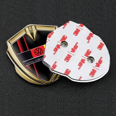 VW Emblem Logo Schriftzug Aufkleber Goldtonfarbe Schwarz Basis mit Rote Streifen und Deutsche Flagge Logo