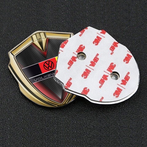 VW Emblem Abzeichen Goldtonfarbe Schwarzer Kühlergrill mit roten Elementen Basis und Deutsche Flagge Logo