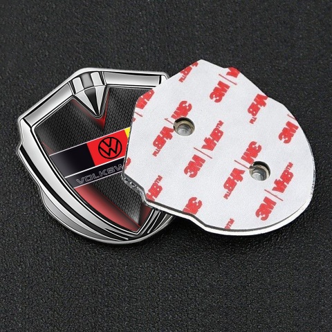 VW Emblem Abzeichen Silbertonfarbe Schwarzer Kühlergrill mit roten Elementen Basis und Deutsche Flagge Logo