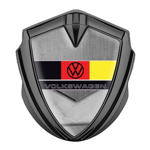 VW Abzeichen selbstklebend Graphit Tonfarbe mit Asphaltbelag Effekt Basis und Deutsche Flagge Logo Stil