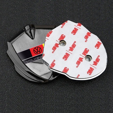 VW Abzeichen selbstklebend Graphit Tonfarbe mit Asphaltbelag Effekt Basis und Deutsche Flagge Logo Stil