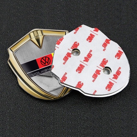 VW Abzeichen selbstklebend Goldtonfarbe mit Asphaltbelag Effekt Basis und Deutsche Flagge Logo Stil