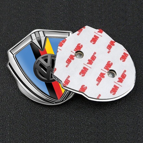 VW Emblem Logo Schriftzug Aufkleber mit Silbertonfarbe Blau Basis und 3D Logo Deutsche Trikolore