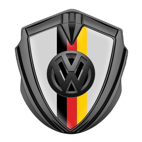 VW Emblem Abzeichen Graphit Tonfarbe mit Grau Hintergrund und 3D Logo Deutsche Trikolore
