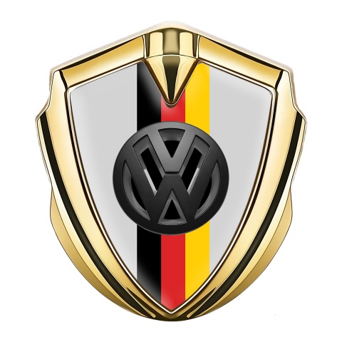 VW Emblem Abzeichen Goldtonfarbe mit Grau Hintergrund und 3D Logo Deutsche Trikolore