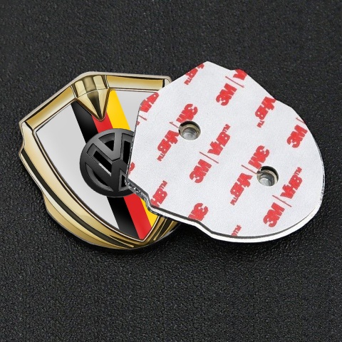 VW Emblem Abzeichen Goldtonfarbe mit Grau Hintergrund und 3D Logo Deutsche Trikolore