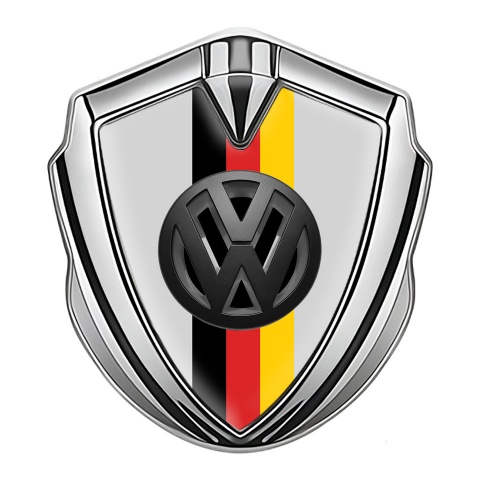 VW Emblem Abzeichen Silbertonfarbe mit Grau Hintergrund und 3D Logo Deutsche Trikolore